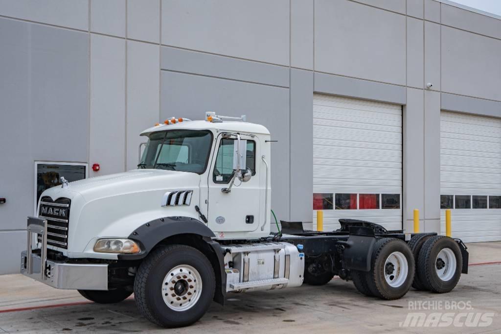 Mack Granite GU 813 Savivarčių priekabų vilkikai