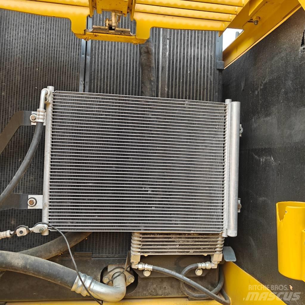 Komatsu 220-8 Vikšriniai ekskavatoriai