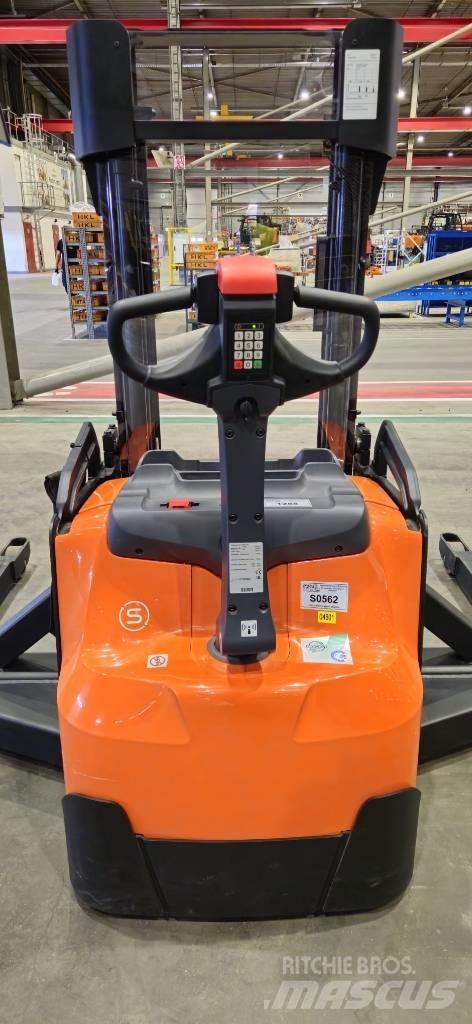 Toyota SWE140S Rankiniai vėžimėliai