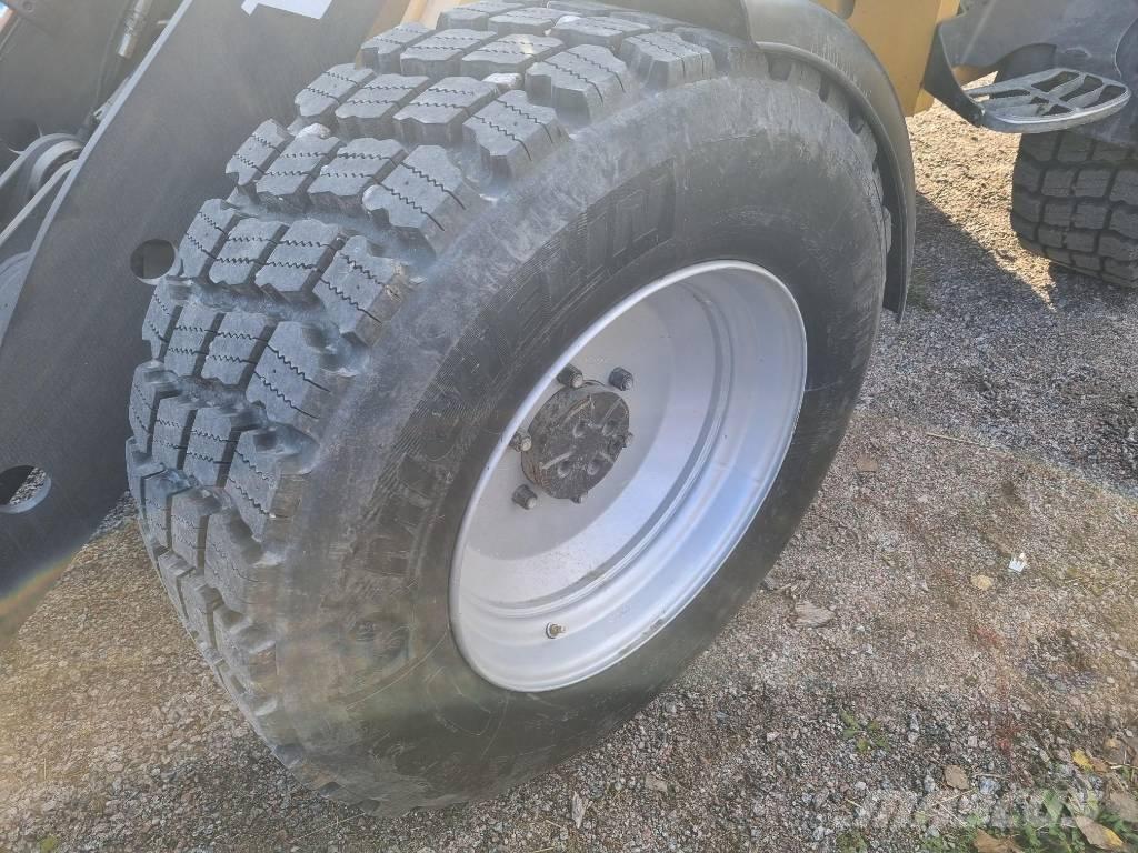 Volvo L25F Krautuvai su šoniniu pasukimu