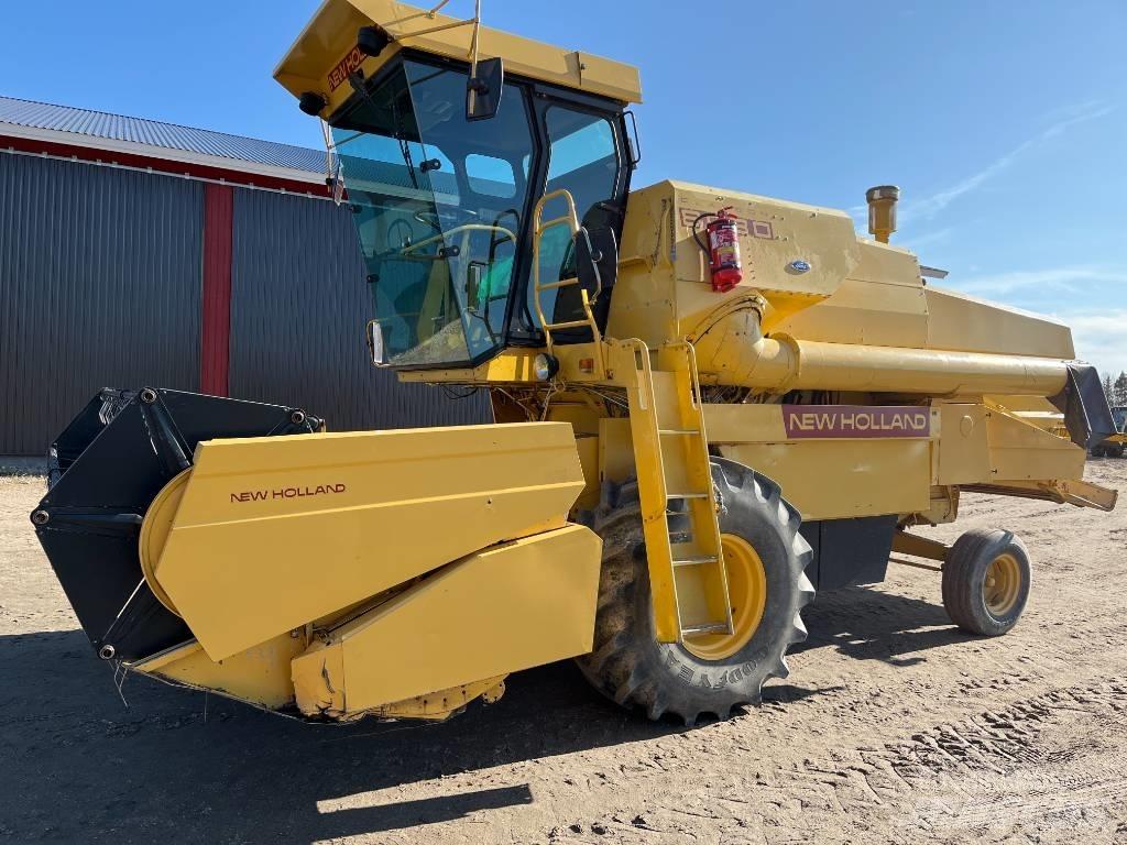 New Holland 8030 12´ Derliaus nuėmimo kombainai