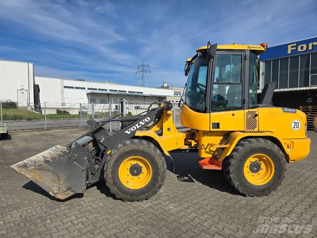 Volvo L 30 G Naudoti ratiniai krautuvai