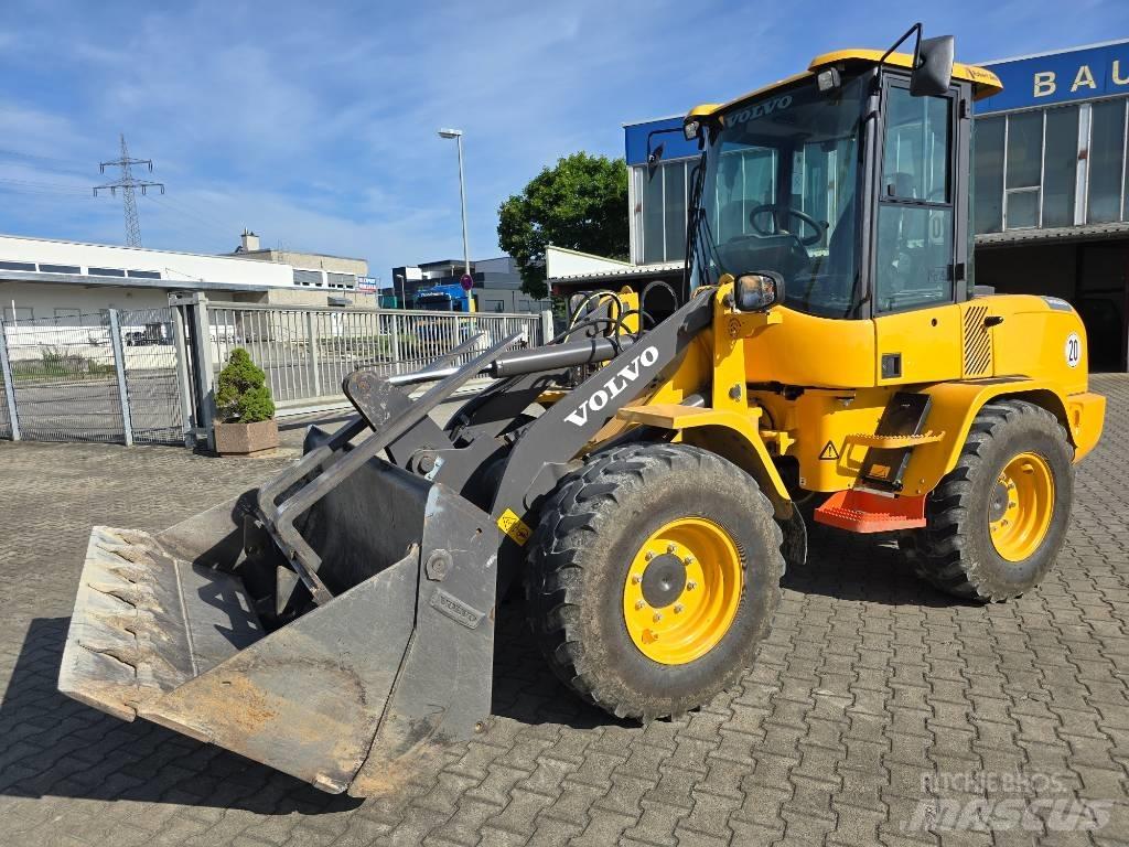 Volvo L 30 G Naudoti ratiniai krautuvai
