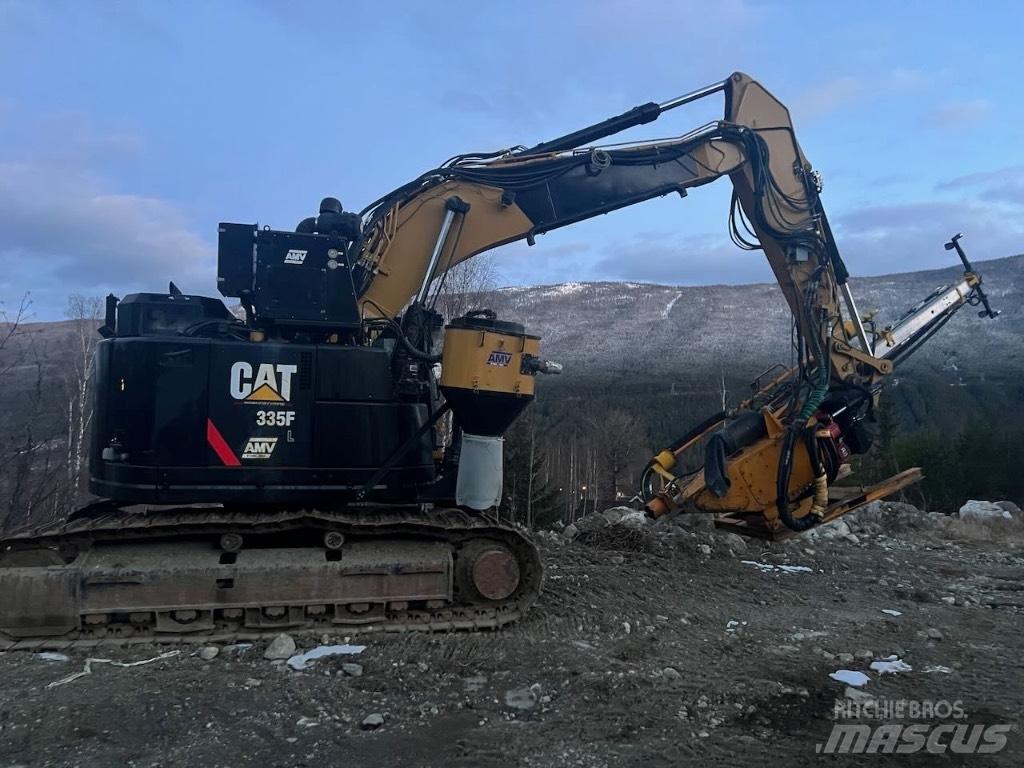 CAT 335 F L CR Žemės paviršiaus gręžimo technika