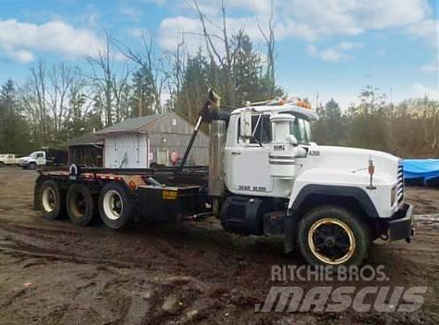 Mack RD 686 SX Savivarčiai su kabeliniu keltuvu
