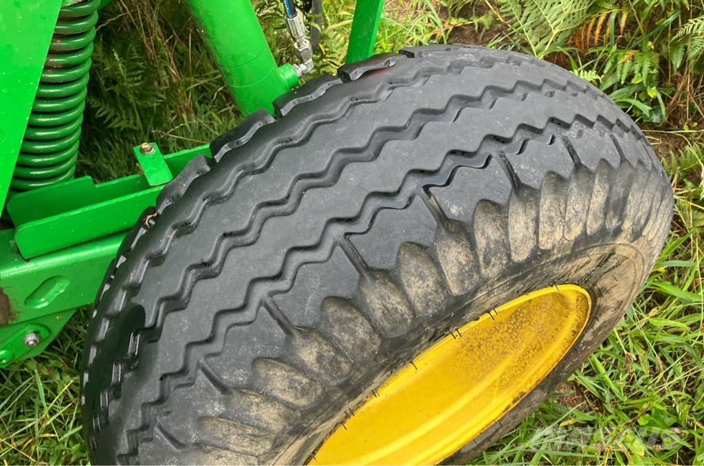 John Deere 1365 Montuojamos ir prikabinamos šienapjovės