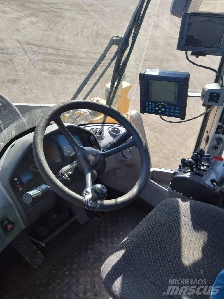 Volvo L 220 F Naudoti ratiniai krautuvai