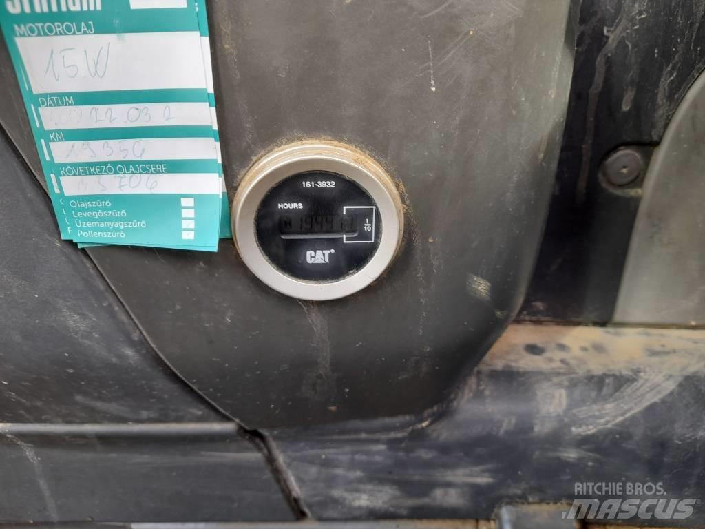CAT 323 D Vikšriniai ekskavatoriai