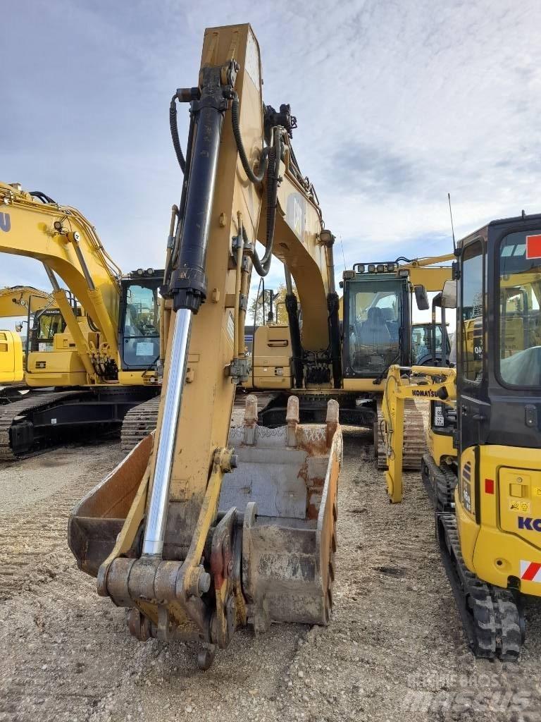 CAT 323 D Vikšriniai ekskavatoriai