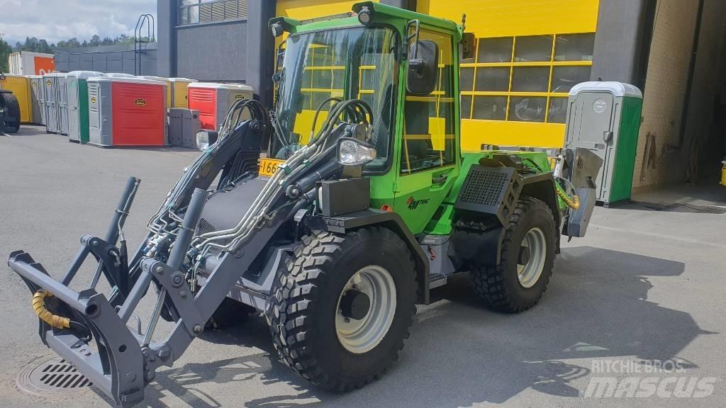 LM Trac 586 Naudoti ratiniai krautuvai