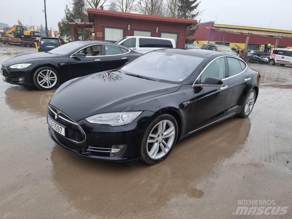Tesla Model S P85D Lengvieji automobiliai