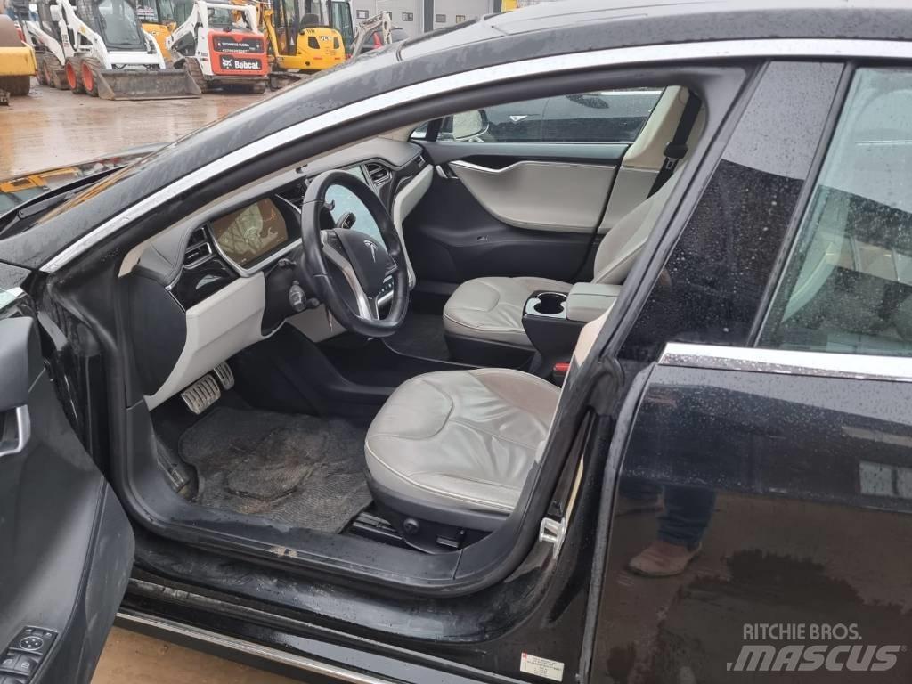 Tesla Model S P85D Lengvieji automobiliai