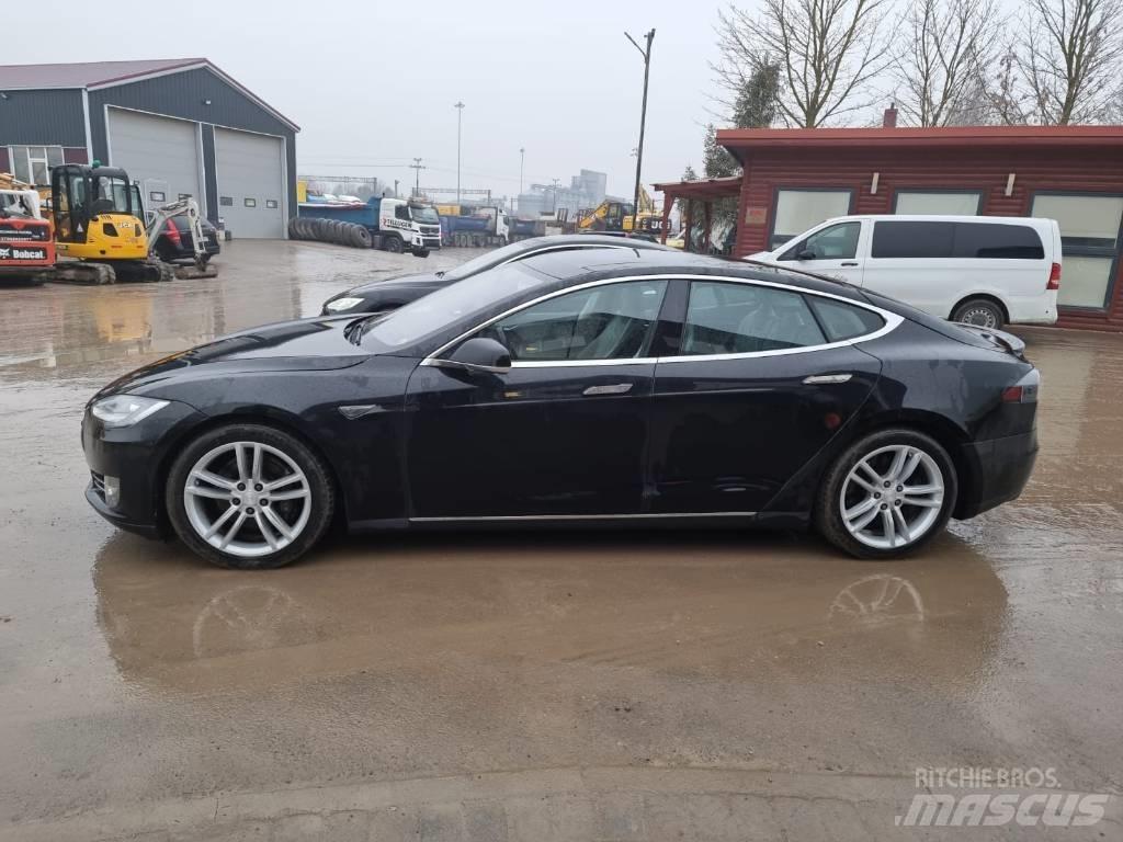 Tesla Model S P85D Lengvieji automobiliai