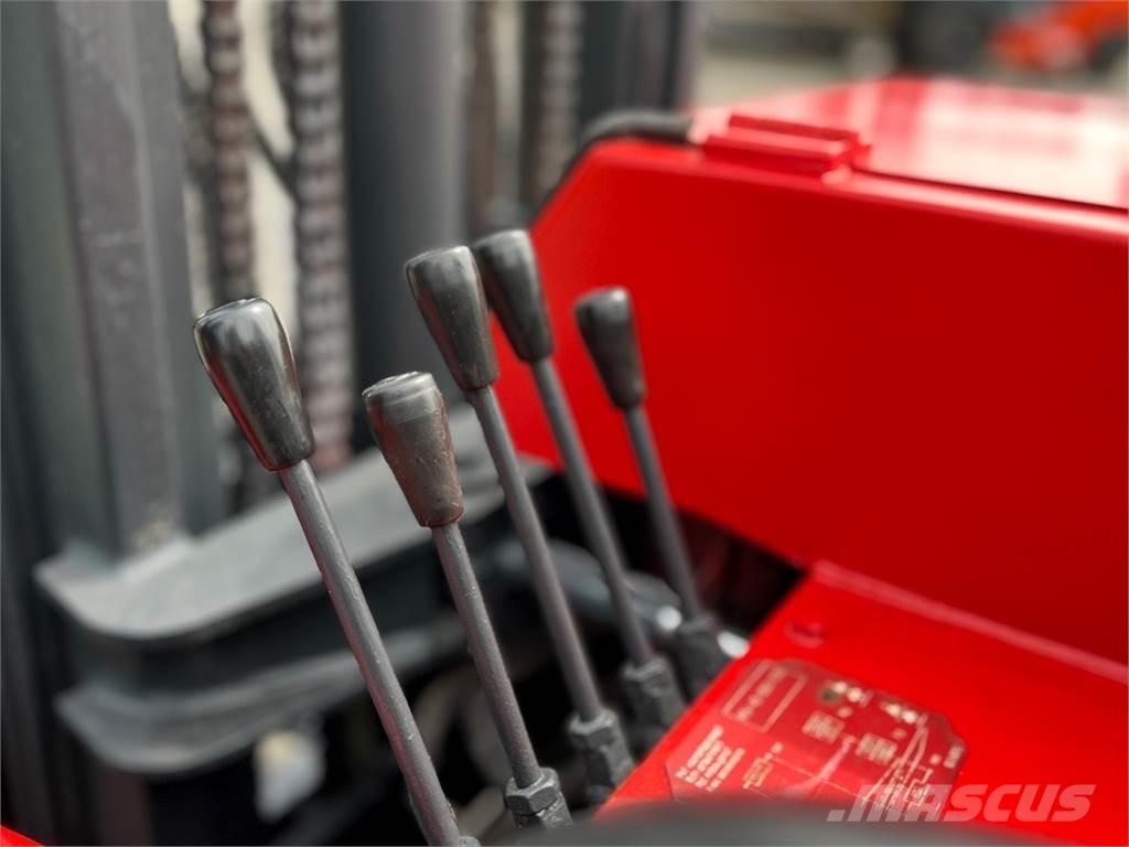 Moffett M3 20.4 Ant sunkvežimių montuojami šakiniai krautuvai