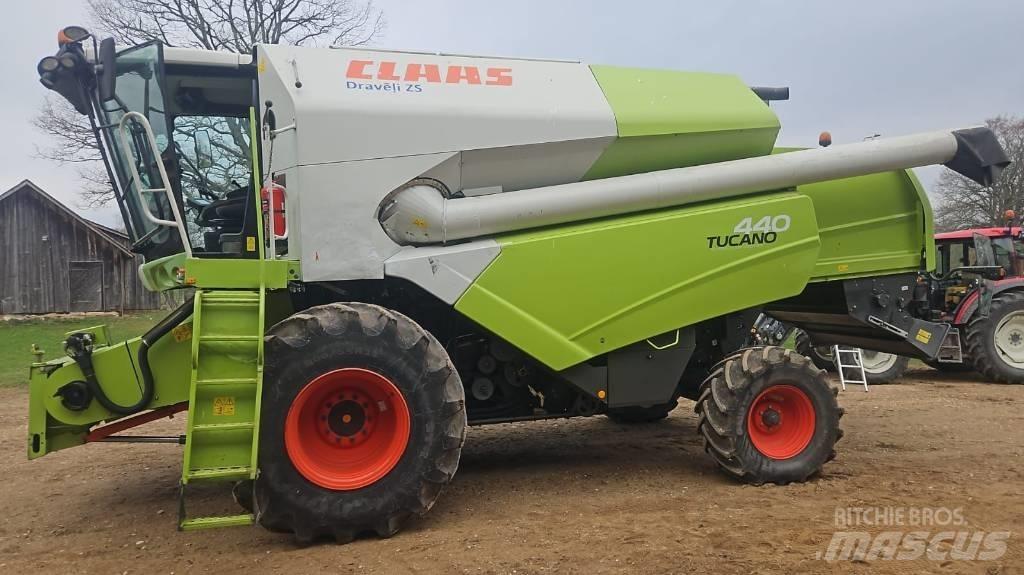CLAAS Tucano 440 Derliaus nuėmimo kombainai