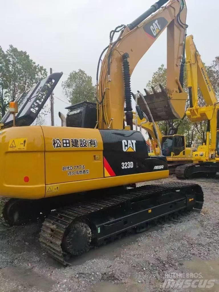 CAT 323D2 Vikšriniai ekskavatoriai