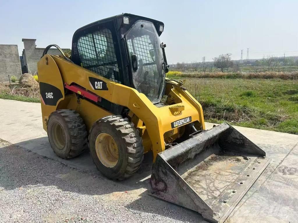 CAT 246 C Krautuvai su šoniniu pasukimu