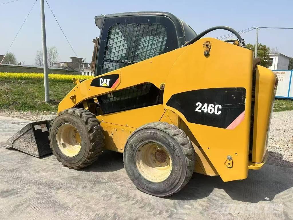 CAT 246 C Krautuvai su šoniniu pasukimu