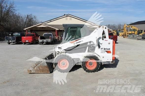 Bobcat S590 Krautuvai su šoniniu pasukimu