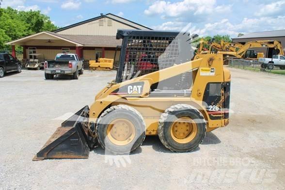 CAT 226 Krautuvai su šoniniu pasukimu