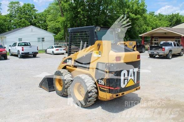CAT 226 Krautuvai su šoniniu pasukimu