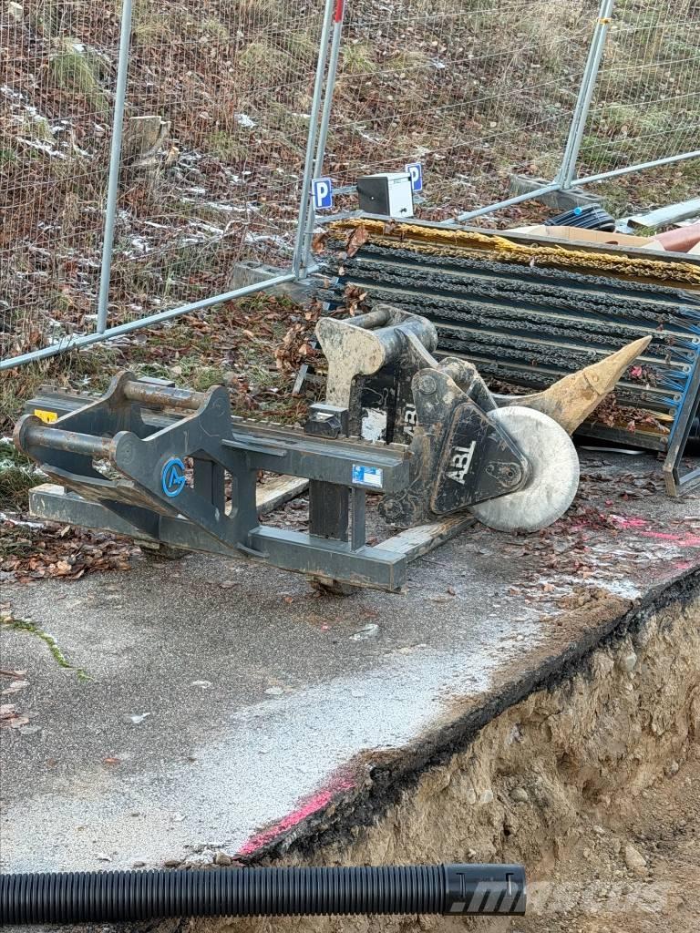 CAT M318 Ratiniai ekskavatoriai