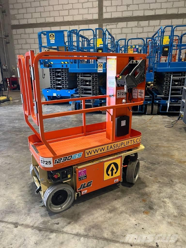 JLG 1230 ES Vertikalūs stiebiniai keltuvai