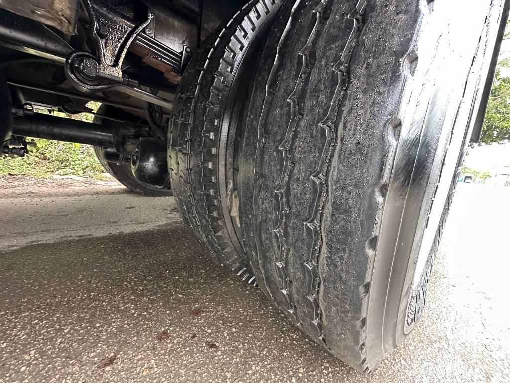 International 4300 Ant vilkikų montuojamos kėlimo platformos