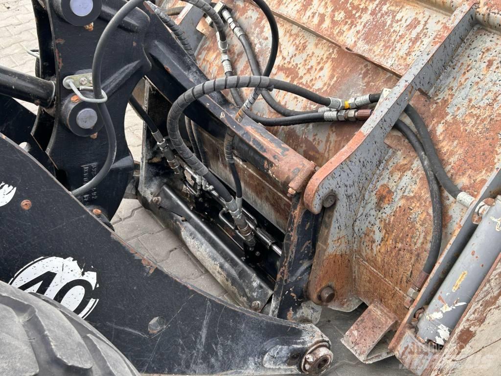 JCB 409 AGRI Naudoti ratiniai krautuvai
