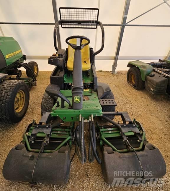 John Deere 2500 A Golfo laukų šienapjovės