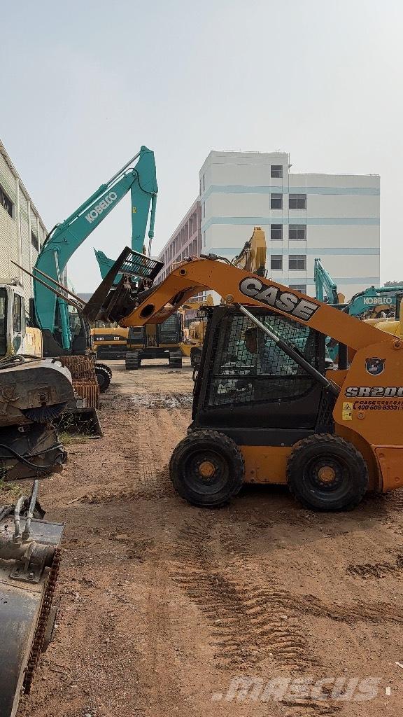 CASE SR200 Krautuvai su šoniniu pasukimu