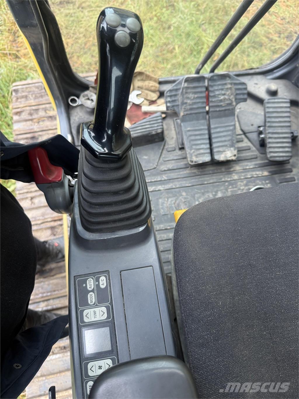 Komatsu PC180LC Vikšriniai ekskavatoriai