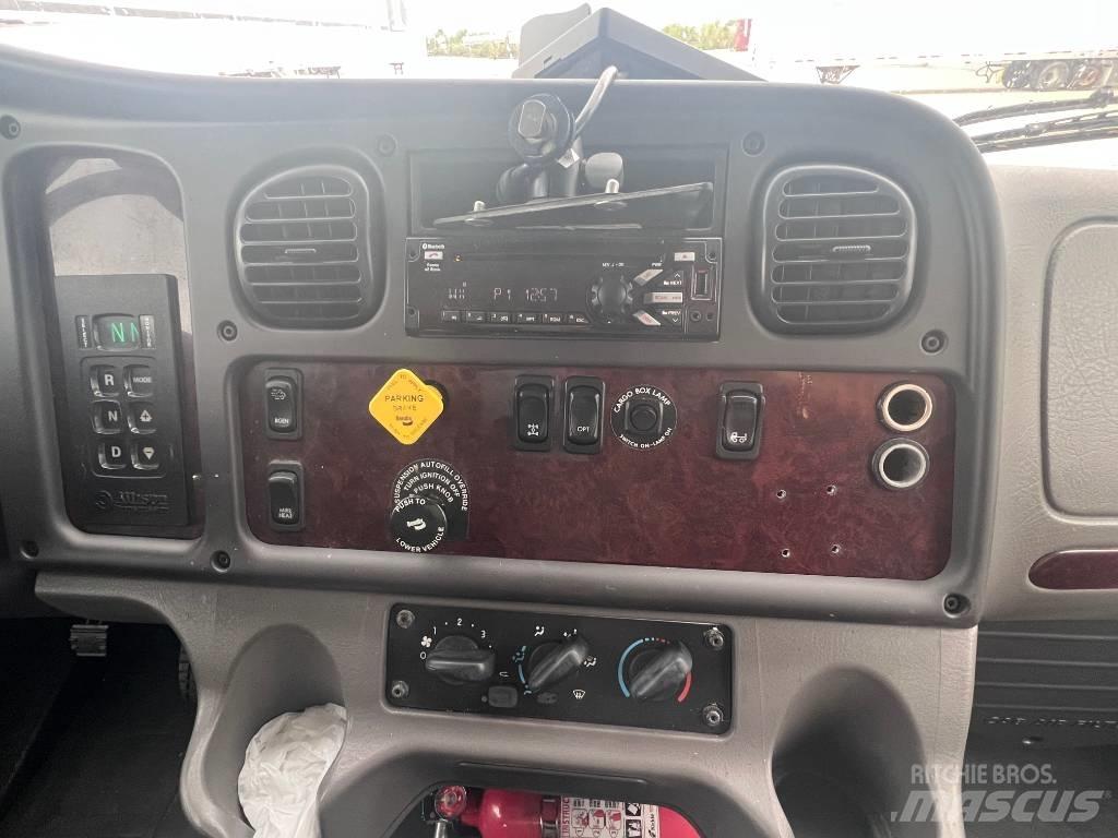 Freightliner M 106 Sunkvežimiai su dengtu kėbulu