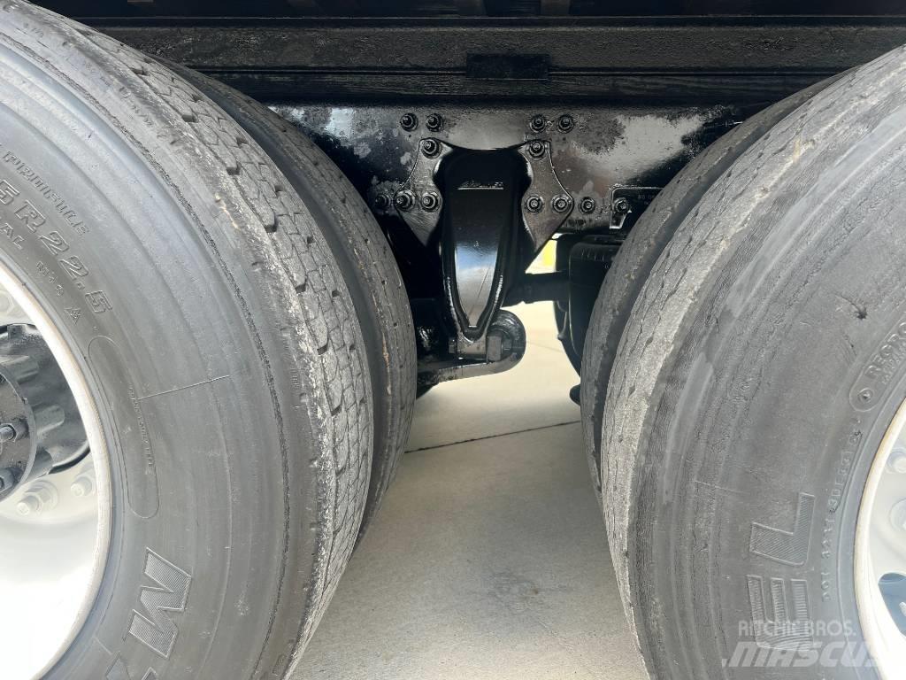 Freightliner M 106 Sunkvežimiai su dengtu kėbulu