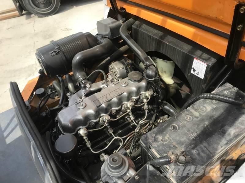 TCM FD 30 Dyzeliniai krautuvai