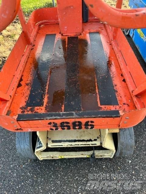 JLG 1230 ES Vertikalūs stiebiniai keltuvai