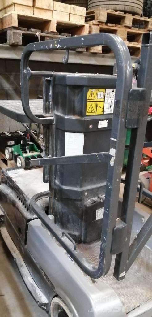 JLG 10 MSP Vertikalūs stiebiniai keltuvai