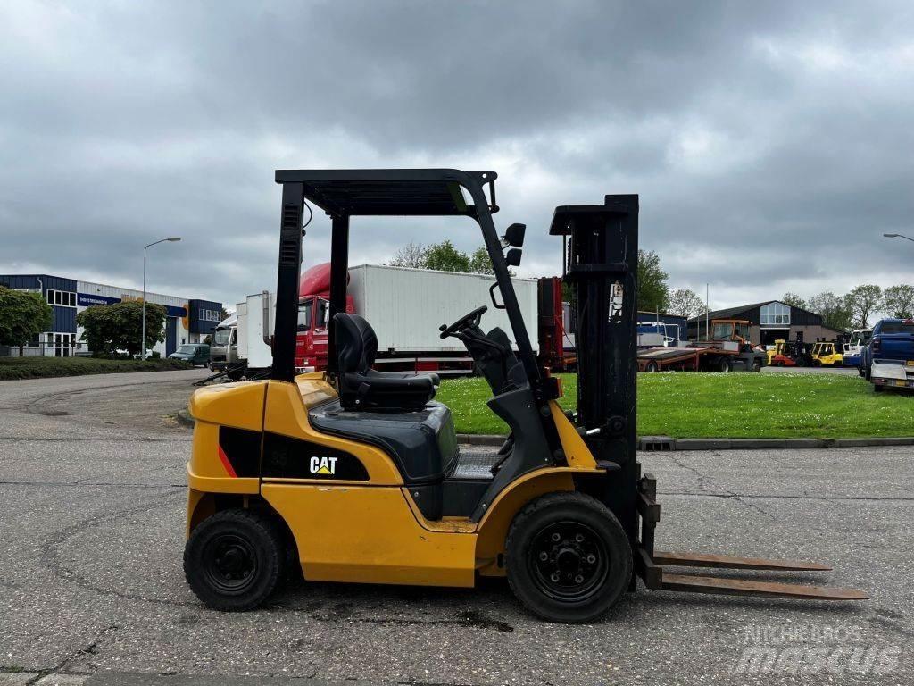 CAT DP25NT Dyzeliniai krautuvai