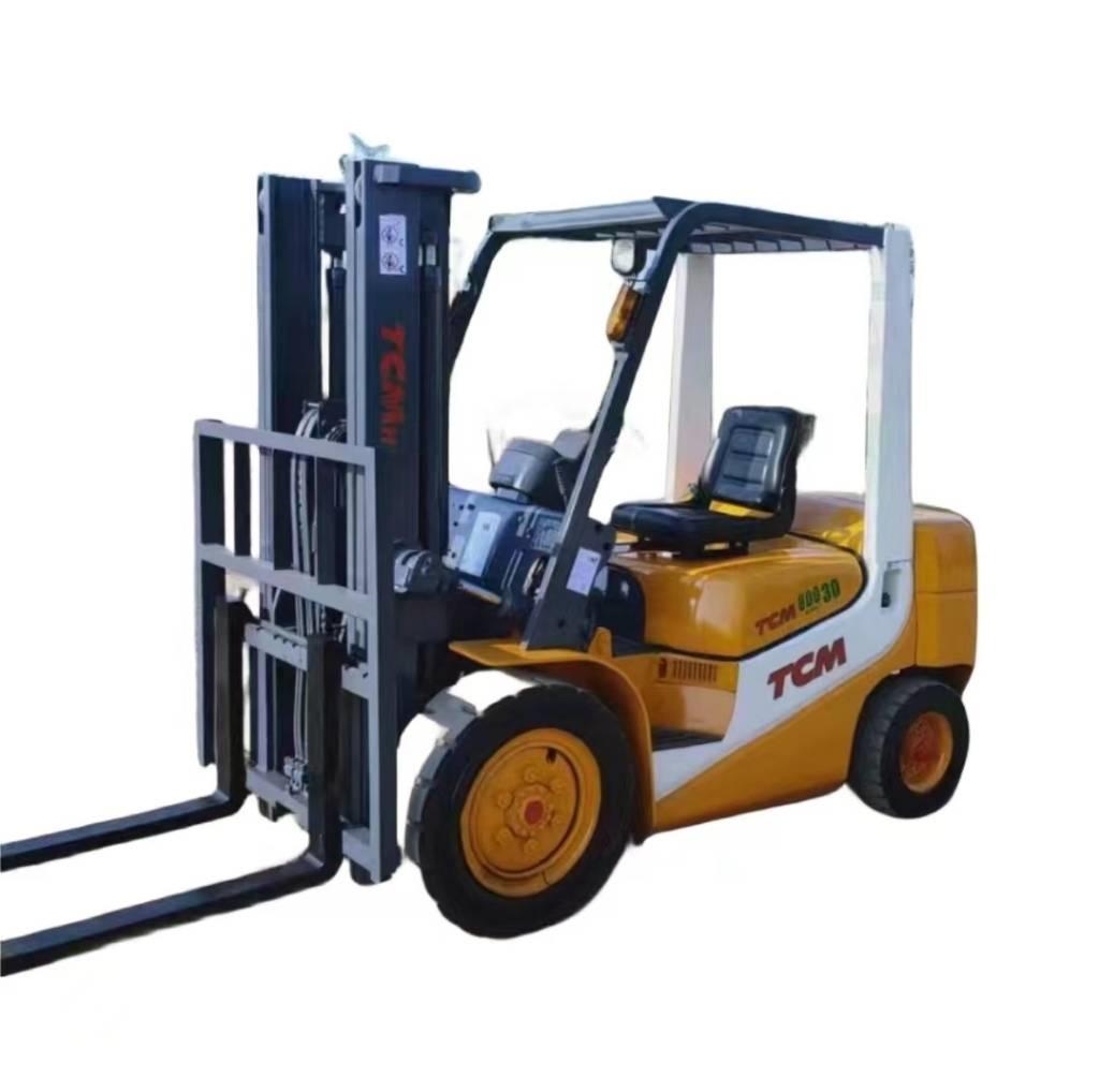TCM FD30 Dyzeliniai krautuvai