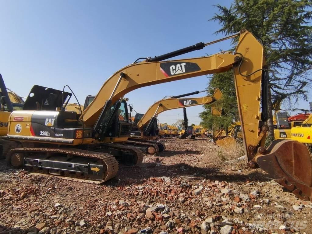 CAT 320 Vidutinės galios ekskavatoriai 7-12 t