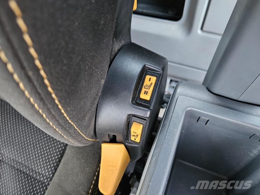 CAT 323 Vikšriniai ekskavatoriai