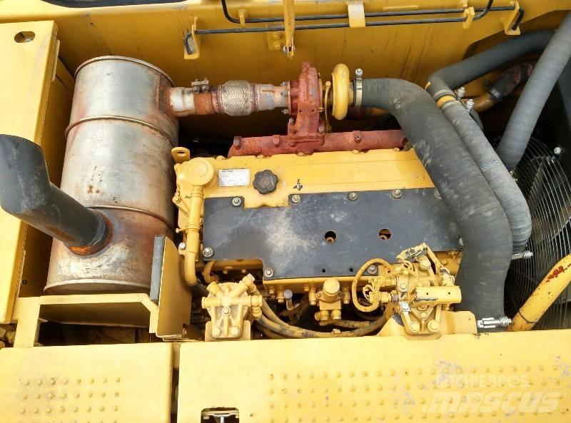 CAT 323 Vikšriniai ekskavatoriai