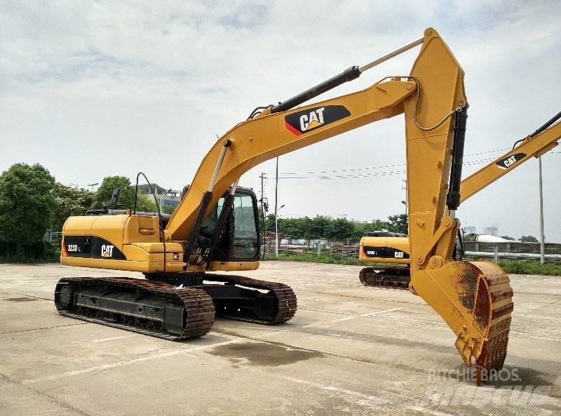 CAT 323 Vikšriniai ekskavatoriai