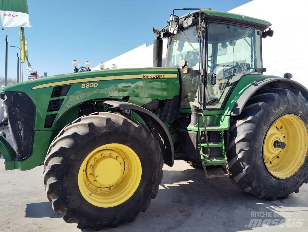 John Deere 8330 Traktoriai