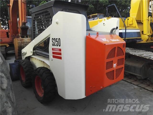 Bobcat S 250 Krautuvai su šoniniu pasukimu
