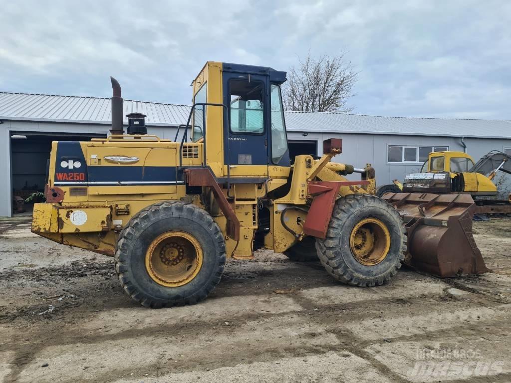 Komatsu WA 250 Naudoti ratiniai krautuvai