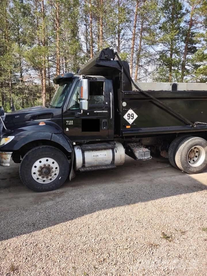 International 7500 Savivarčių priekabų vilkikai