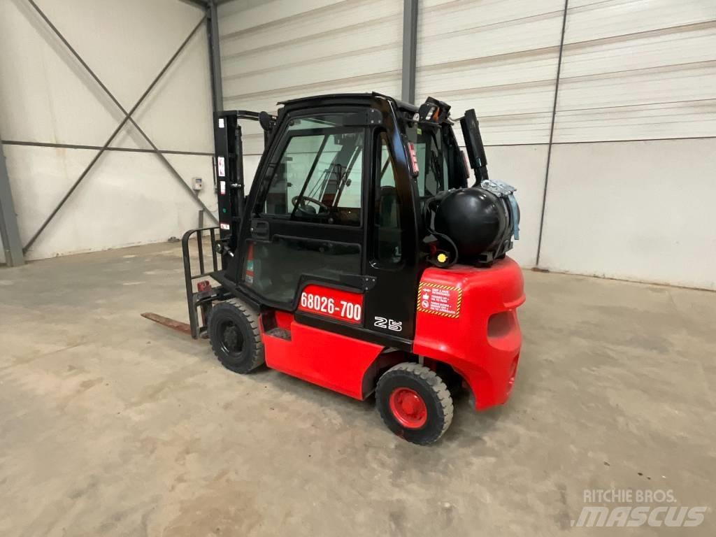 Nissan U1 D2 A 25 LQ LPG (dujiniai) krautuvai