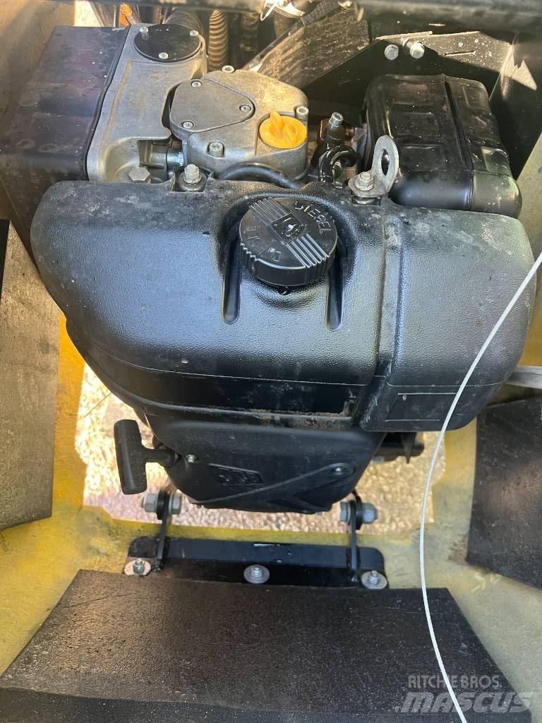 JCB HT D5 Vikšrinė savivartė technika