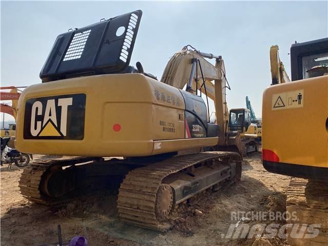 CAT 323D Vikšriniai ekskavatoriai